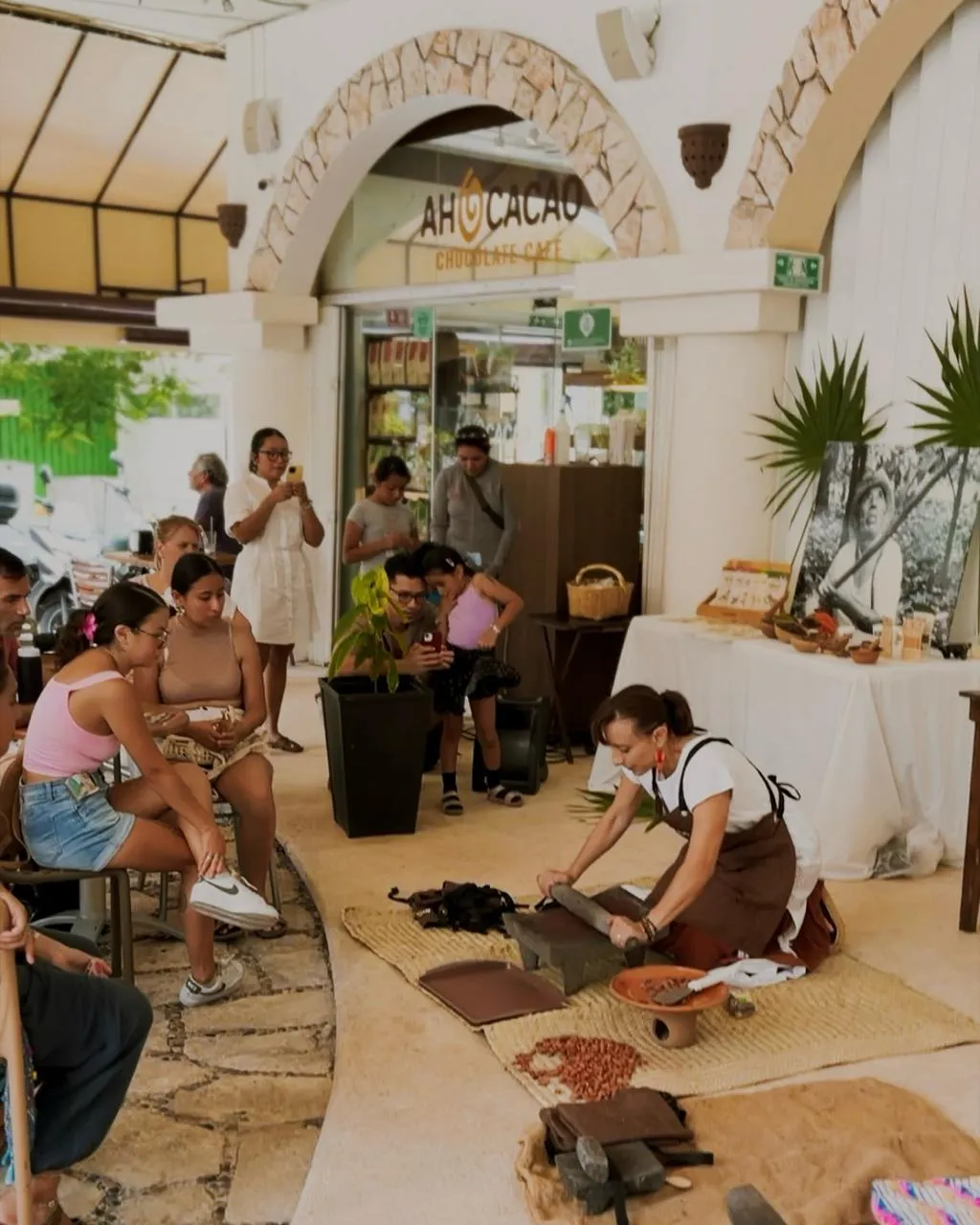 Taller de chocolate artesanal con metate en el Chocolate Café de Ah Cacao en Playa del Carmen