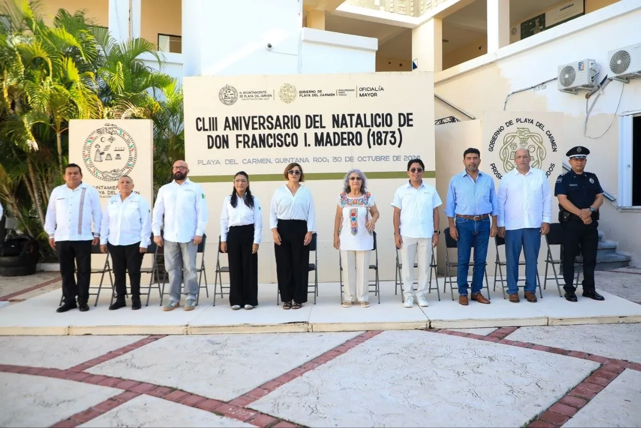 Funcionarios municipales de Playa del Carmen durante los honores a la bandera en el antiguo Palacio Municipal