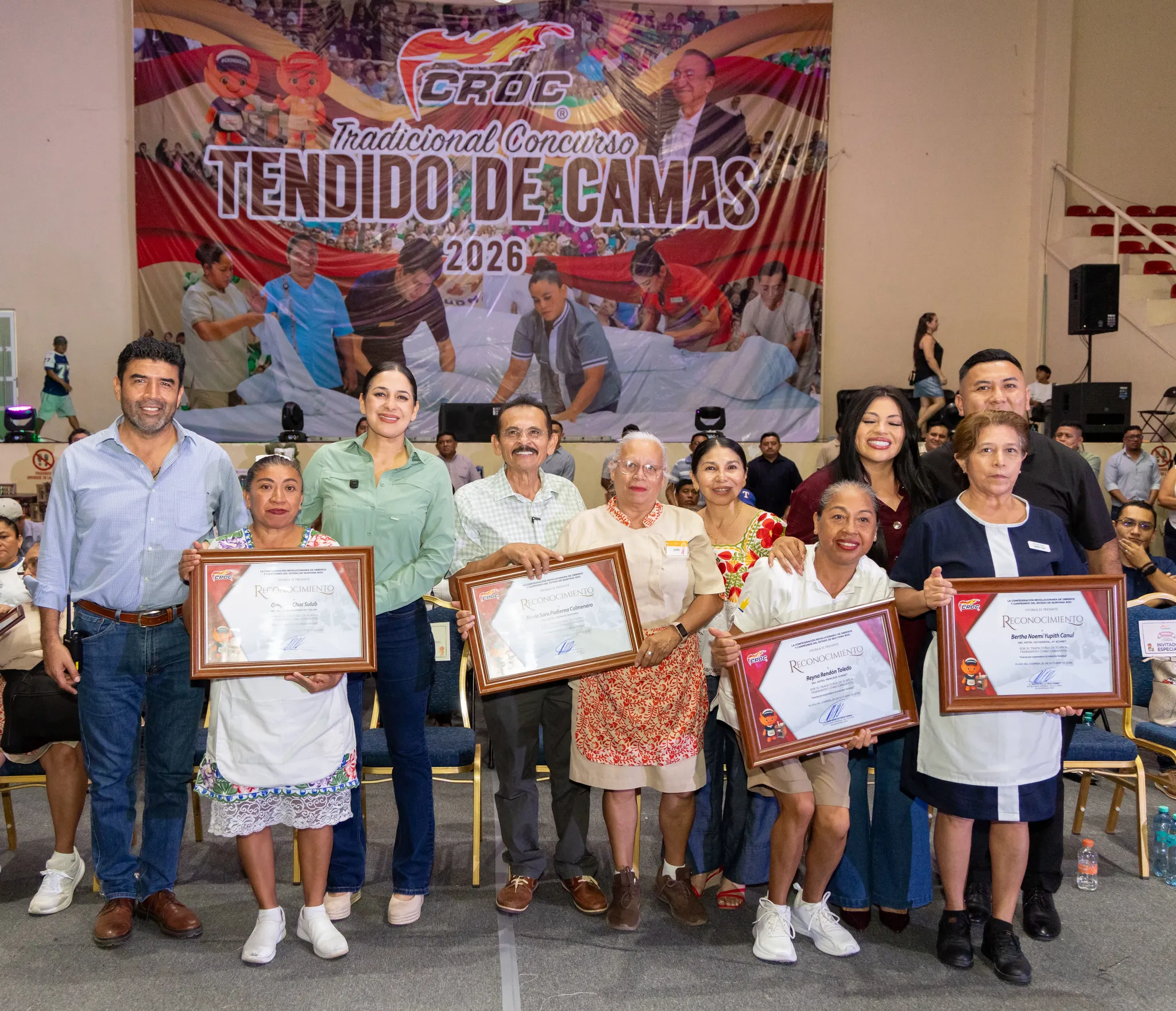 Camaristas reciben reconocimientos junto a la presidenta municipal Estefanía Mercado en el Concurso Tendido de Camas 2026