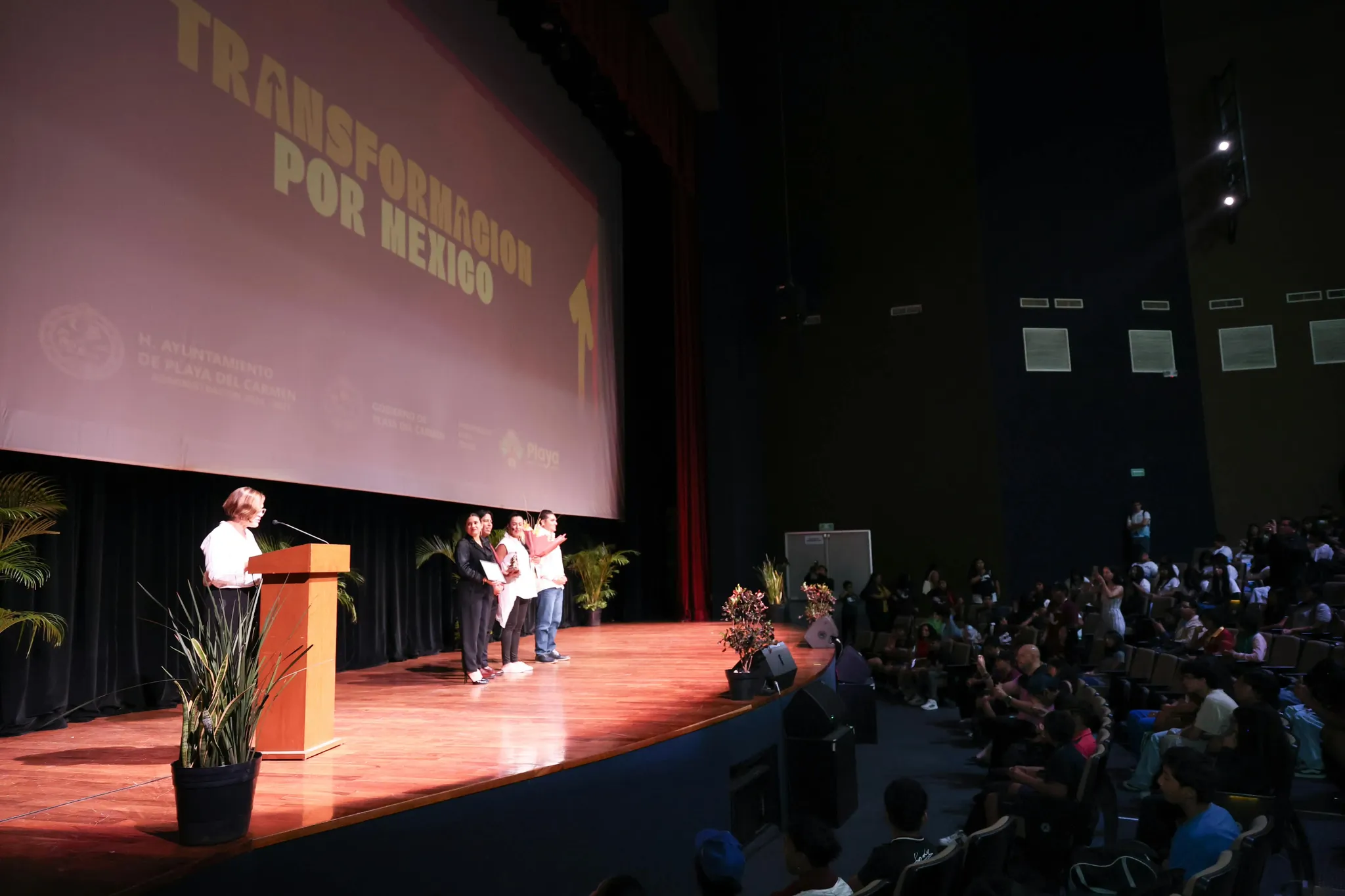 Jóvenes en el auditorio durante el Foro para Emprendedores en Playa del Carmen