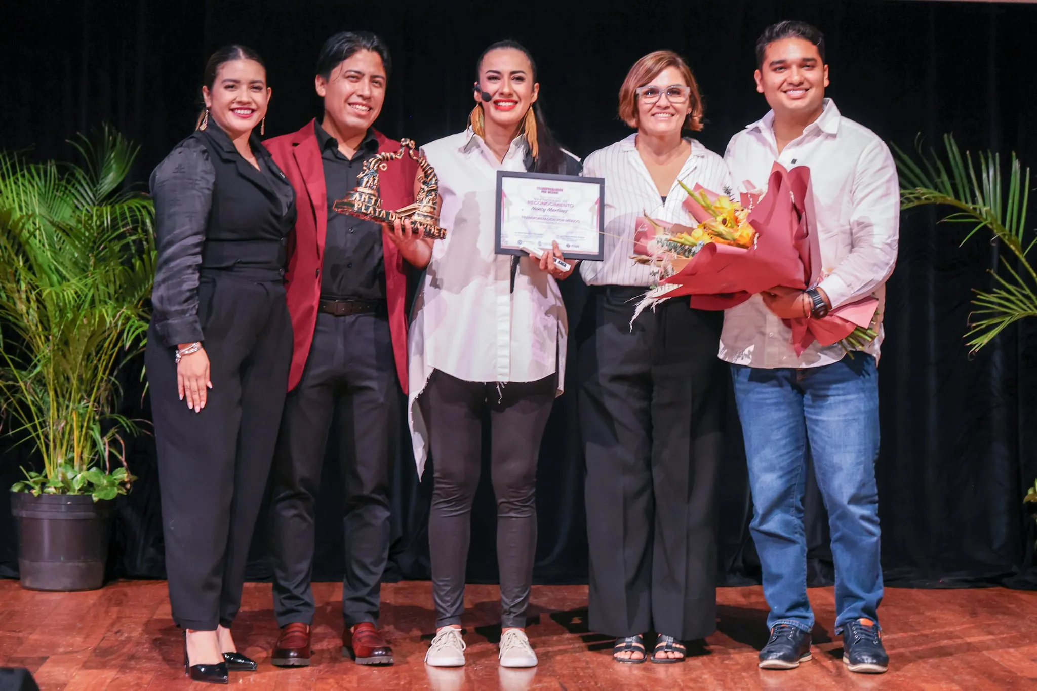 Entrega de reconocimiento a la conferencista Nancy Martínez en el escenario
