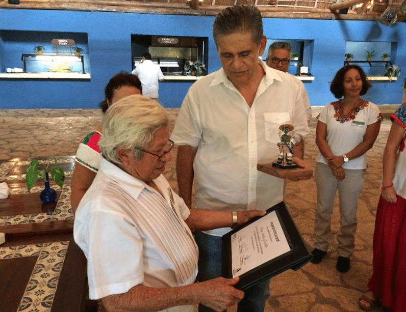 Entrega arq. Quintana Pali a Elwin Avilez